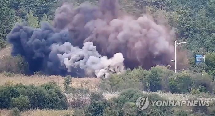 ▲ 우리 군 CCTV에 잡힌 경의선(위쪽), 동해선 남북 연결도로 폭파 장면. ⓒ연합뉴스