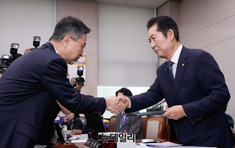 ▲ 최재해 감사원장(왼쪽)이 15일 오전 서울 여의도 국회에서 열린 국회 법제사법위원회의 감사원에 대한 국정감사에서 증인선서문을 제출하며 정청래 위원장과 악수하고 있다. ⓒ서성진 기자