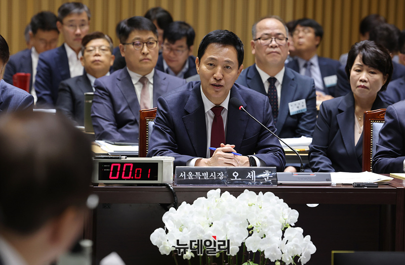 ▲ 오세훈 서울시장이 15일 오전 서울시청에서 열린 국회 행정안전위원회의 서울특별시에 대한 국정감사에서 질의에 답하고 있다.ⓒ정상윤 기자