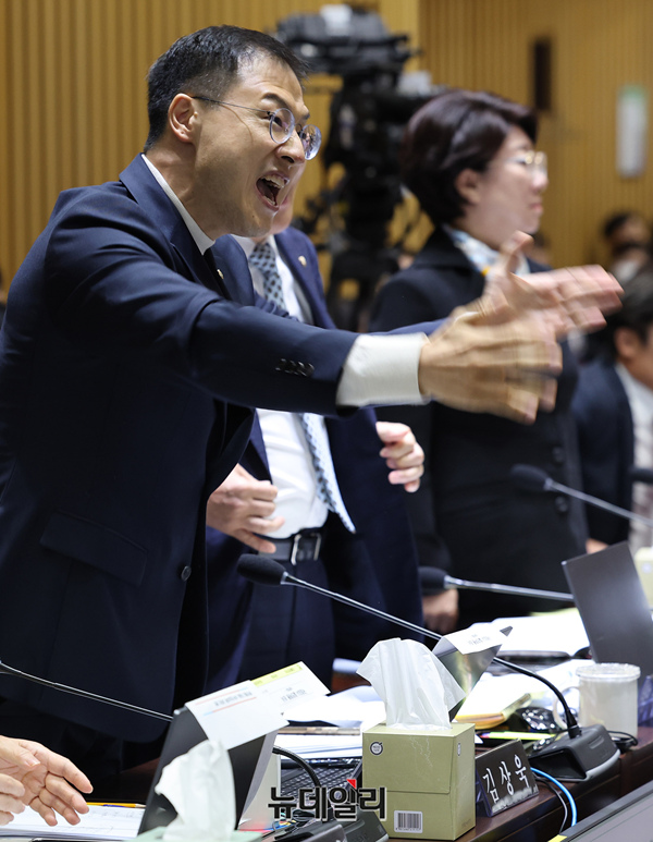 ▲ 김상욱 국민의힘 의원이 15일 오전 서울시청에서 열린 국회 행정안전위원회의 서울특별시에 대한 국정감사에서 '깐족거린다' 발언에 항의하고 있다. ⓒ정상윤 기자