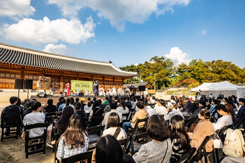 ▲ 영화와 기록화 속 한복의 모습을 이야기한 '인문학 콘서트-한복, 천태만상'.ⓒ국가유산진흥원
