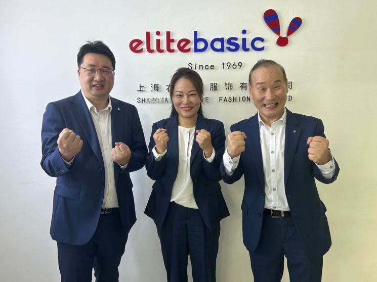 ▲ 병오 패션그룹형지 회장(오른쪽)이 지난 14일 형지엘리트 중국 합자법인인 상해엘리트를 방문해 허원신 상해엘리트 총경리(가운데)와 장양삥 빠오시니아오 총경리(왼쪽)와 기념 사진을 촬영하고 있다. ⓒ형지