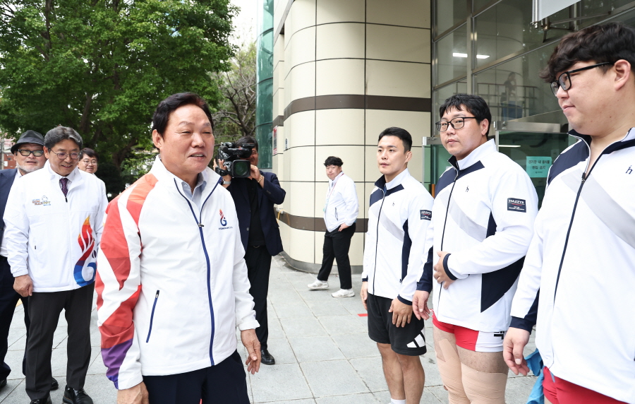 ▲ 박완수 경남도지사가 15일 제 105회 전국체육대회가 열리고 있는 김해시 경기장과 상황실을 찾아 선수와 근무자들을 격려했다. ⓒ경남도 제공