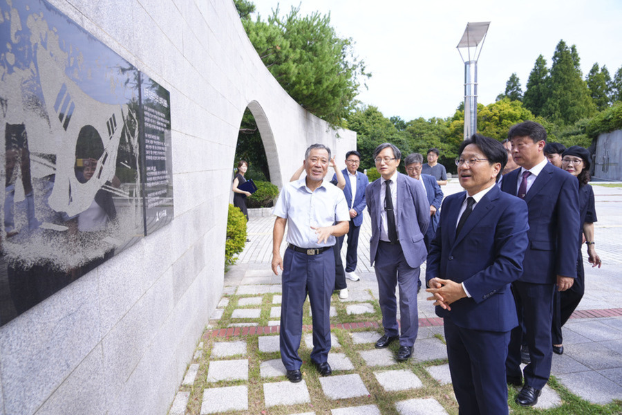 ▲ 강기정 광주광역시장이 지난 8월16일 오후 부산광역시 중구 부산민주공원을 방문해 넋기림마당을 참배한 뒤 추모시설을 둘러보고 있다.ⓒ광주광역시