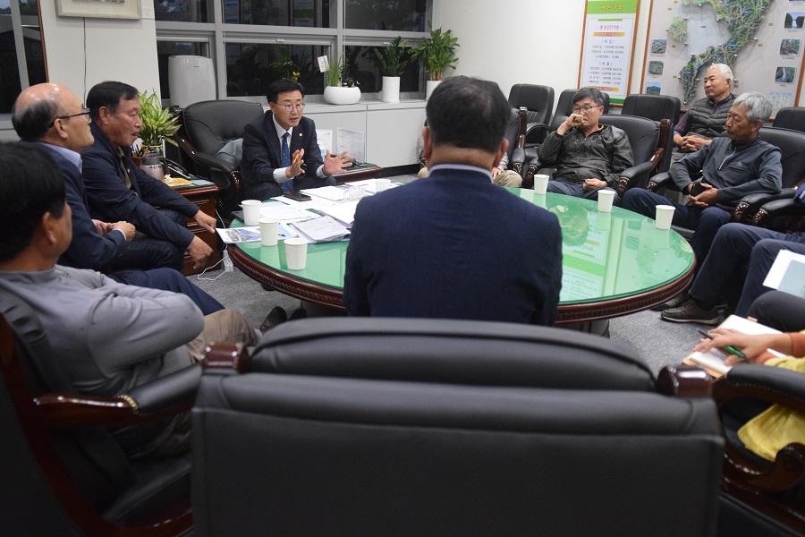 ▲ 완주군의회 유의식 의장이 지난 15일 완주군 과수배 재배 농민들과 고온피해로 인한 대책 마련을 위한 간담회를 가졌다.ⓒ완주군의회