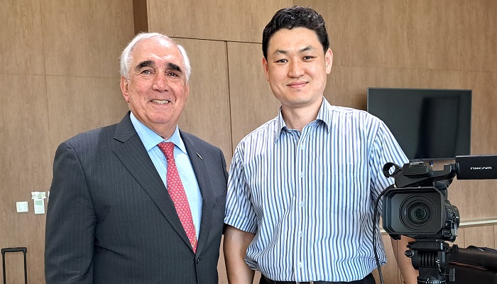 ▲ 존 틸렐리 예비역 미군 대장(4성 장군)과 기념 사진을 찍고 있는 권순도 감독. ⓒ권순도 감독 제공