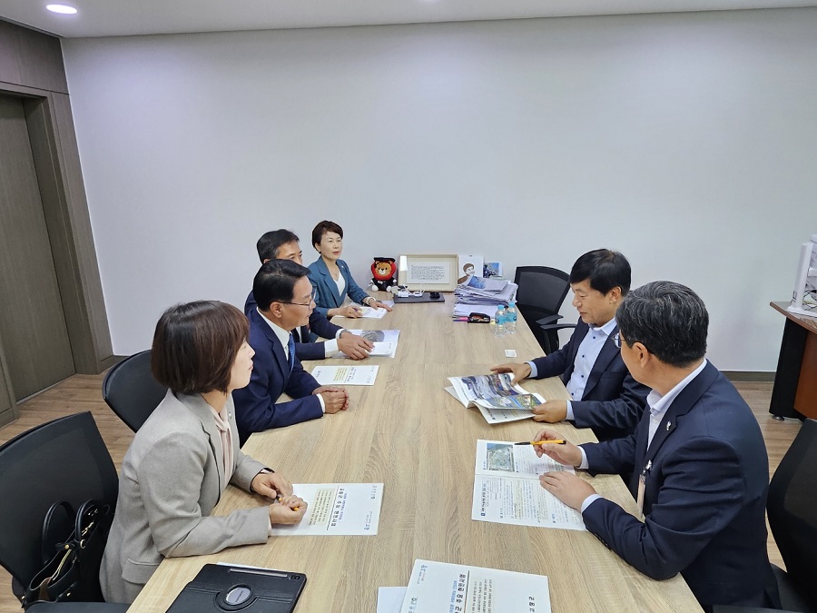 ▲ 심덕섭 고창군수(왼쪽 가운데)가 16일 이성윤 국회의원(오른쪽 가운데)과 면담하고 지역현안사업을 건의하고 있다.ⓒ고창군