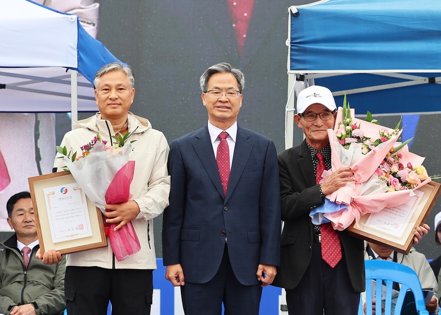 ▲ 영양군(군수 오도창)은 지난 15일 제54회 영양군민체육대회에서 2024년 ‘영양군민상’ 수상자에 대한 시상식을 열었다.ⓒ영양군