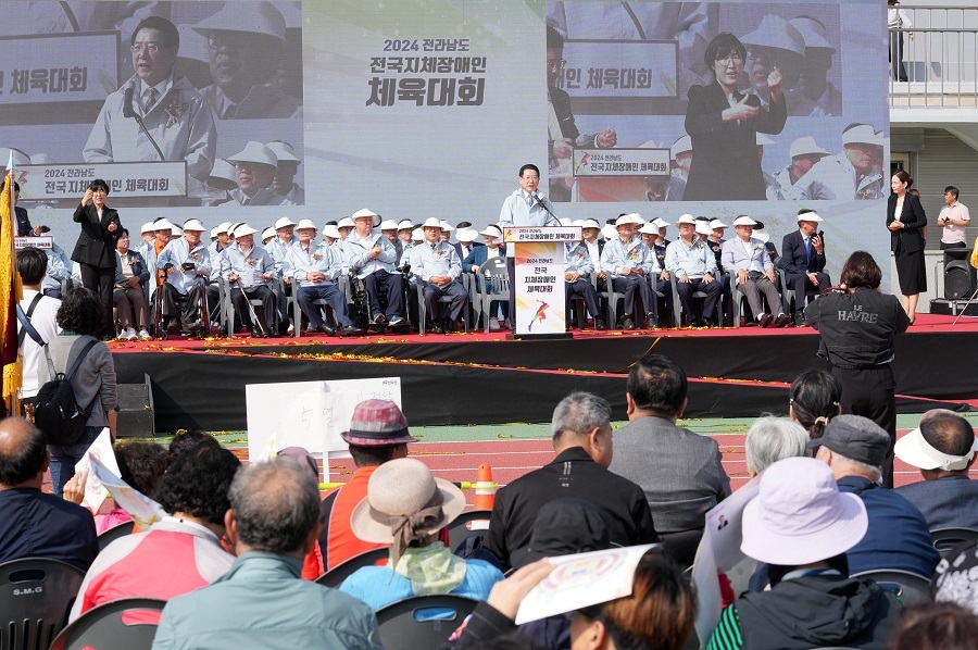 ▲ 김영록 전라남도지사가 16일 나주종합스포츠파크 종합운동장에서 열린 ‘제13회 전국지체장애인체육대회’에서 인사말을 하고 있다.ⓒ전라남도