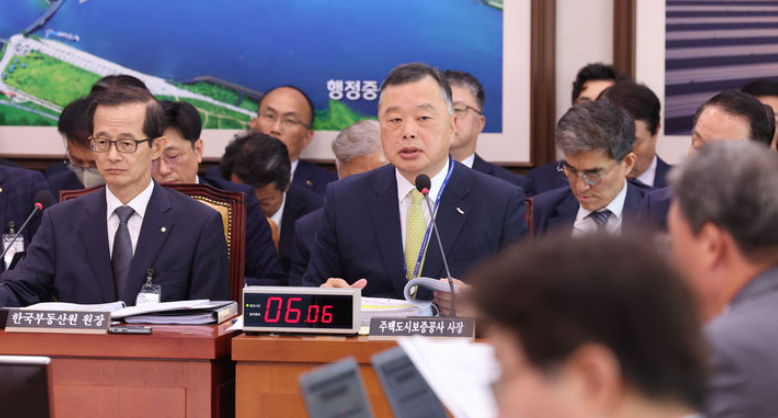 ▲ 유병태 한국주택도시보증공사 사장이 16일 오전 서울 여의도 국회에서 열린 국토교통위원회 한국부동산원-주택도시보증공사 등에 대한 국정감사에서 의원질의에 답하고 있다.ⓒ뉴시스