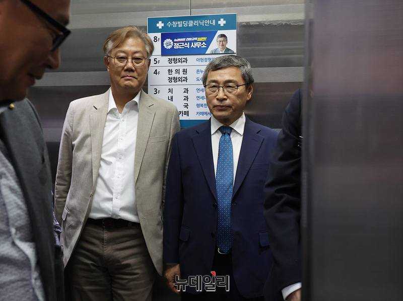▲ 정근식 서울시교육감 후보(오른쪽)가 16일 서울 마포구 선거캠프에 마련된 개표상황실을 찾아 엘리베이터를 타고 이동하고 있다. ⓒ정상윤 기자