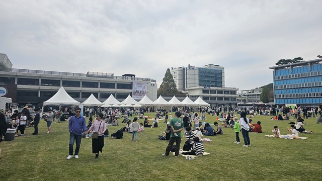 ▲ 경기도가 지난 12일부터 16일까지 옛 경기도청사에서 개최한 '리얼 트레저 페스티벌'에 참가자들이 행사를 즐기고 있다. ⓒ경기도 제공