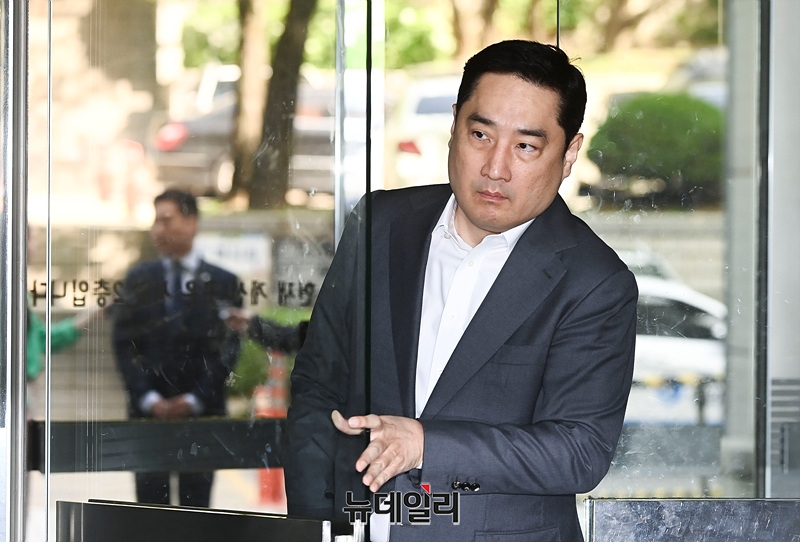 ▲ 조국 조국혁신당 대표 딸 조민씨가 포르쉐를 탄다고 주장해 명예훼손 혐의로 기소된 강용석 변호사가 4월 23일 서울 서초구 서울고법에서 열린 2심 선고공판에 출석하고 있다. ⓒ서성진 기자