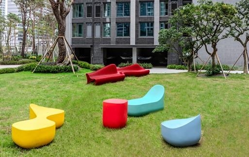 ▲ 현대건설의 강동구 올림픽파크포레온 단지에 설치된 펀디자인 벤치.ⓒ서울시