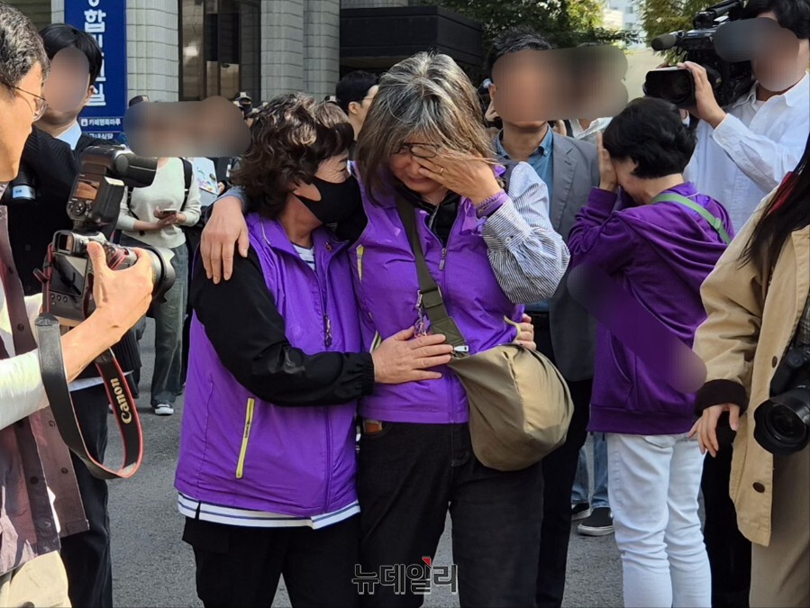 ▲ 10·29 이태원 참사 부실 대응 관련 업무상 과실치사 혐의로 기소된 김광호 전 서울경찰청장이 17일 오전 서울 마포구 서울서부지방법원에서 열린 1심 선고공판에서 무죄를 선고 받자 희생자 유가족들이 눈물 흘리고 있다. 2024.10.17 ⓒ김상진 기자