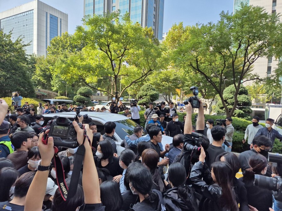 ▲ 이태원 참사 부실 대응한 혐의로 기소된 김광호 전 서울경찰청장이 17일 오전 서울서부지법에서 열린 1심에서 무죄 선고를 받고 차량으로 법원을 떠나고 있다. 2024.10.17 ⓒ김상진 기자