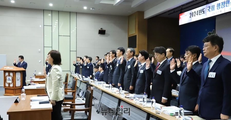 경북도 국감, 행정통합 대신 박정희 대통령 동상 ‘주 이슈’