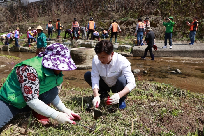 ▲ 전남 김철우 보성군수가 ‘산림600 사업으로 소규모 공원에 나무를 식재하고 있다. ⓒ  보성군