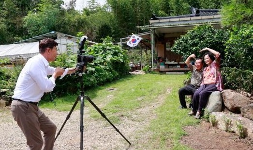 ▲ 전남 김철우 보성군수가 ‘산림600 사업으로 소규모 공원에 나무를 식재하고 있다. ⓒ  보성군