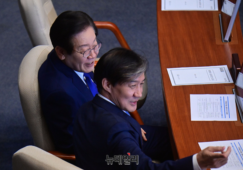 ▲ 이재명 더불어민주당 대표가 지난달 26일 오후 국회에서 열린 본회의에서 조국 조국혁신당 대표와 대화하고 있다. ⓒ이종현 기자