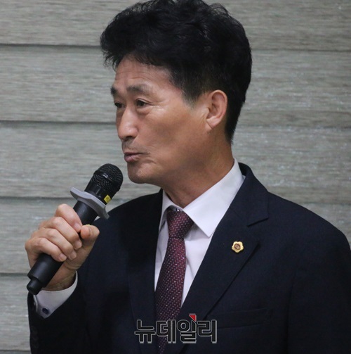 ▲ 이양섭 충북도의장이 17일 오후 충북연구원에서 열린  ‘충북 RISE 방향과 과제 대토론회’에 참석해 축사를 하고 있다.ⓒ이길표 국장