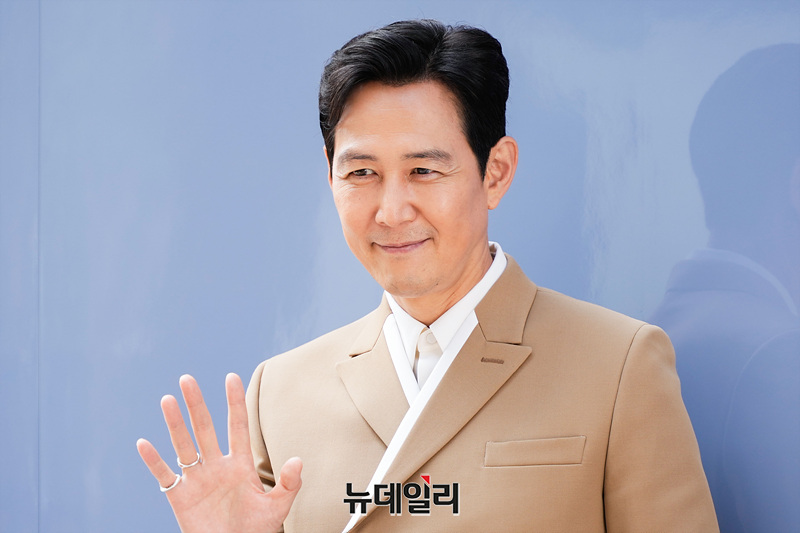 ▲ 배우 이정재가 10일 오전 서울 강남구 구찌 청담플래그십스토어에서 열린 '2024 가을-겨울 컬렉션' 런칭 기념 행사 포토월에서 포즈를 취하고 있다. ⓒ서성진 기자