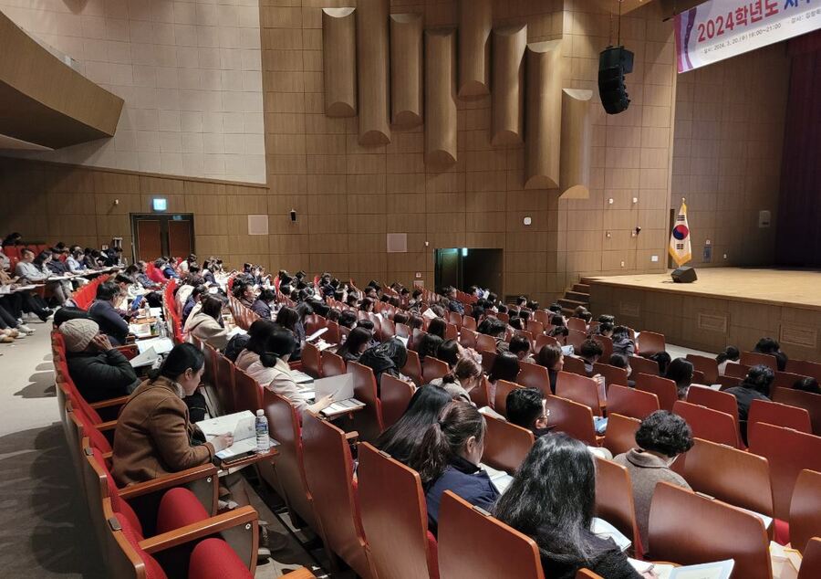 ▲ 경북교육청(교육감 임종식)은 2026학년도와 2027학년도 대입을 미리 준비하기 위해 도내 학부모를 대상으로 ‘2024학년도 고1, 2 학부모 진학 아카데미’를 연다.ⓒ경북교육청