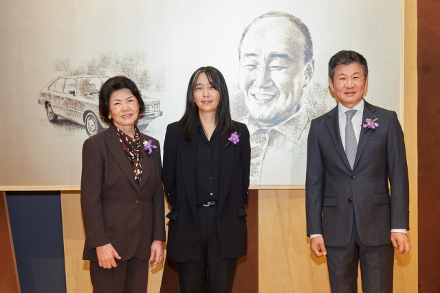 ▲ 한강 작가(가운데)와 고 정세영 HDC그룹 명예회장 부인 박영자 여사, 정몽규 포니정재단 이사장. ⓒHDC현대산업개발