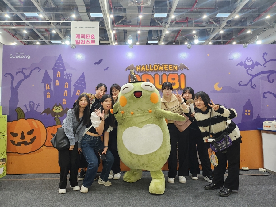 ▲ 지난 11일과 12일 대구 엑스코에 열린 ‘제3회 대구콘텐츠페어’에서 수성구 캐릭터 뚜비가 관람객과 기념 촬영하고 있다.ⓒ수성구