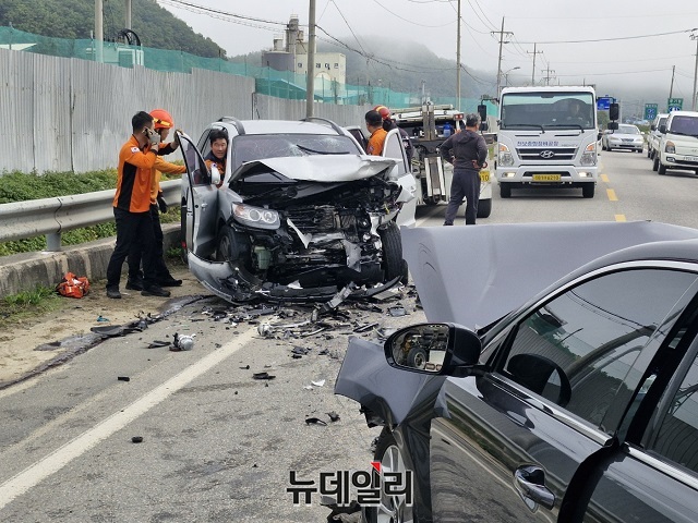 영덕소방서 대원들, 출장 중 교통사고 목격하고 소중한 생명 구조