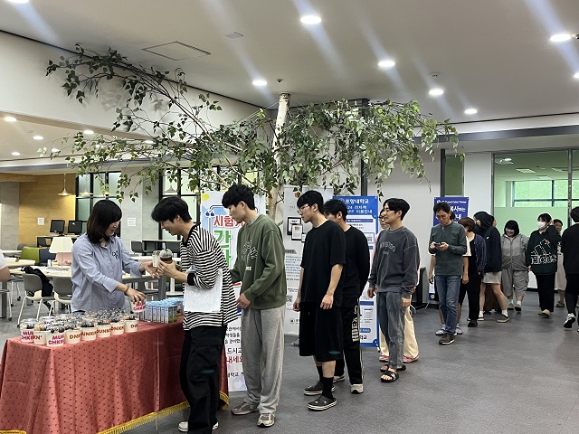 ▲ 포항대학교 학술정보관은 지난 15일 학술정보관 내 북카페에서  2학기 중간고사를 맞아 시험기간 간식 나눔 행사를 가졌다.ⓒ포항대