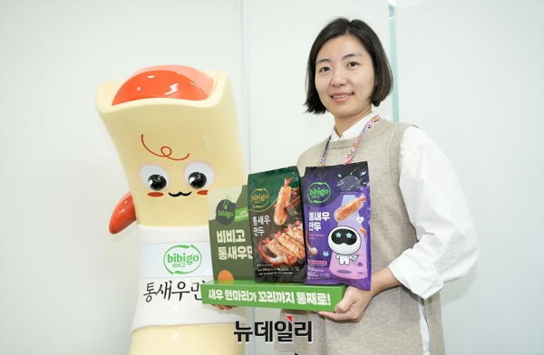 ▲ 윤주영 CJ제일제당 Frozen Food 만두·면팀장이 '비비고 통새우 만두'와 함께 포즈를 취하고 있다.ⓒ서성진 기자