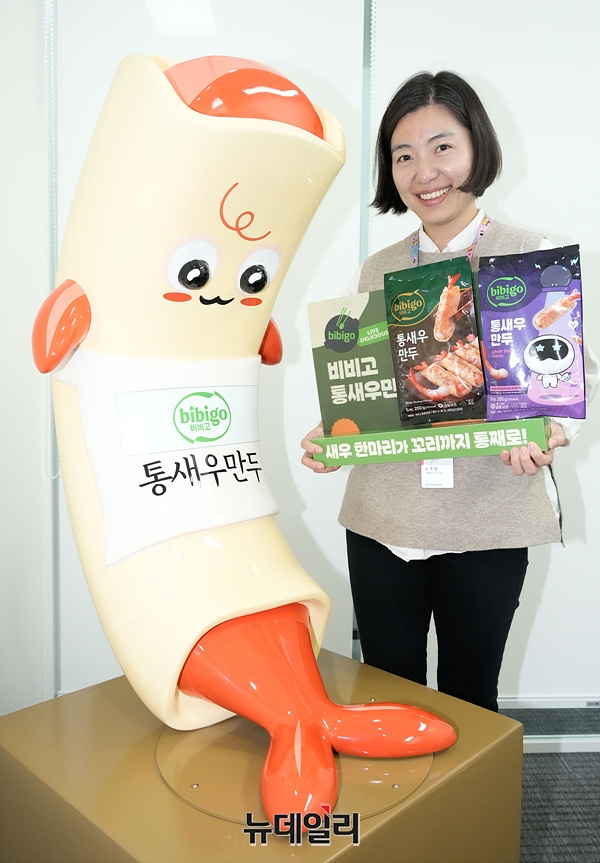 ▲ 통새우 만두 모형과 함께 포즈를 취하고 있는 윤주영 CJ제일제당 Frozen Food 만두·면팀장ⓒ서성진 기자