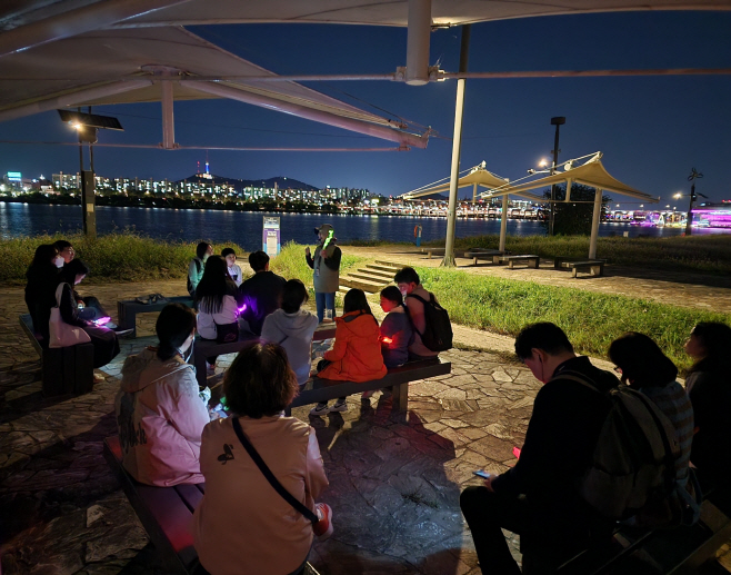 ▲ 한강야경투어에 참여한 시민들이 반포달빛길 일대를 둘러본 뒤 휴식을 취하고 있다.ⓒ서울시
