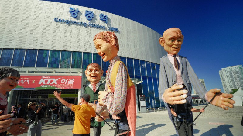 ▲ 강릉역에서 진행된 극단 봄의 '가족나들이' 공연 전경.ⓒ한국문화예술위원회