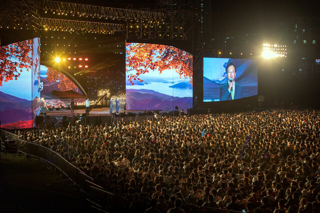 ▲ 삼성중공업 최성안 대표이사(부회장)가 창립 50주년 기념 'KBS 열린음악회'에서 임직원 및 선주, 거제 시민에게 인사말을 전하고 있다. ⓒ삼성중공업