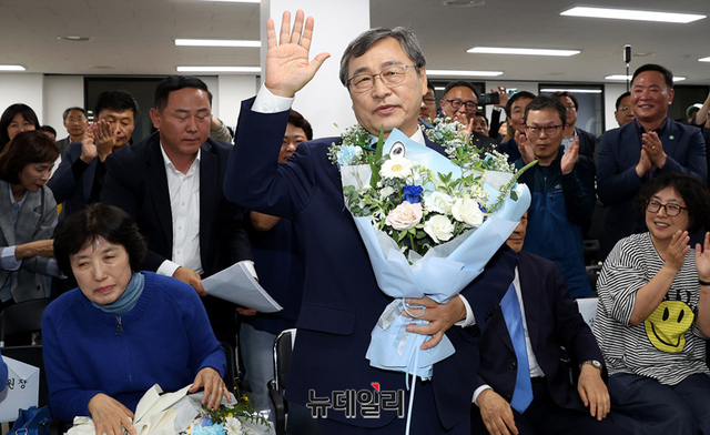 ▲ 정근식 서울시교육감 후보가 지난 16일 서울 마포구에 위치한 선거 사무소에서 당선 세레모니를 하고 있다. 정상윤 기자