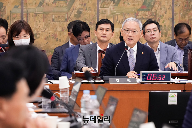 ▲ 유인촌 문화체육관광부 장관이 26일 오전 서울 여의도 국회에서 열린 문화체육관광위원회 전체회의에서 의원들의 질의에 답하고 있다. 2024.8.26 ⓒ서성진 기자