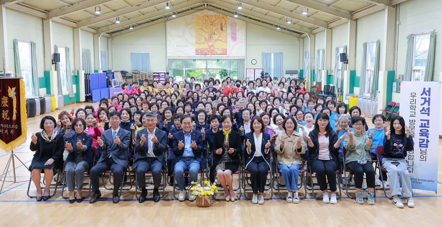 ▲ 서거석 전북특별자치도교육감은 18일 전북특별자치도립여성중고등학교 체육대회 현장을 방문해 만학의 꿈을 이어가고 있는 학생들을 응원했다.ⓒ전북특별자치도교육청
