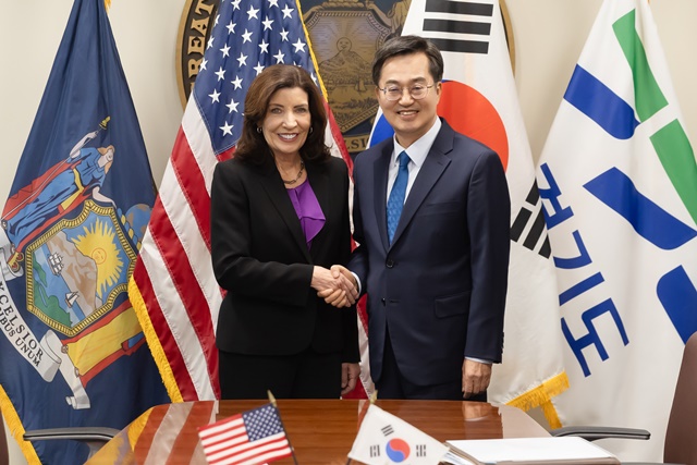 ▲ 김동연 경기도지사(오른쪽)가 17일(현지시간) 미국 뉴욕시에서 캐시 호컬(Kathy Hochul) 뉴욕 주지사와 만나 기념촬영을 하고 있다. ⓒ경기도 제공