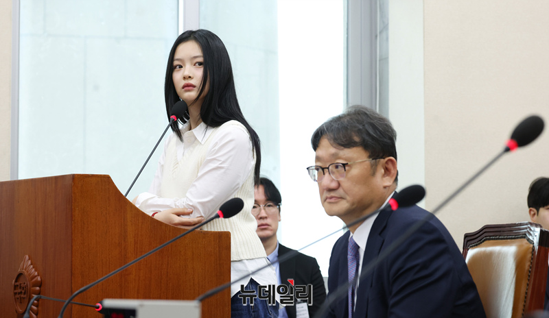 ▲ 그룹 뉴진스 멤버 하니가 지난 15일 서울 여의도 국회에서 열린 환경노동위원회의 경제사회노동위원회, 중앙노동위원회, 최저임금위원회 등에 대한 국정감사에 참고인 자격으로 출석해 김주영 어도어 대표이사 겸 하이브 최고인사책임자를 응시하고 있다. ⓒ 뉴데일리DB