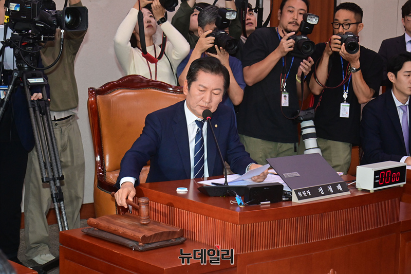 ▲ 정청래 법제사법위원회 위원장이 8일 오전 국회에서 열린 법무부, 대한법률구조공단, 한국법무보호복지공단, 정부법무공단 국정감사에서 의사봉을 두드리고 있다. 2024.10.08. ⓒ이종현 기자