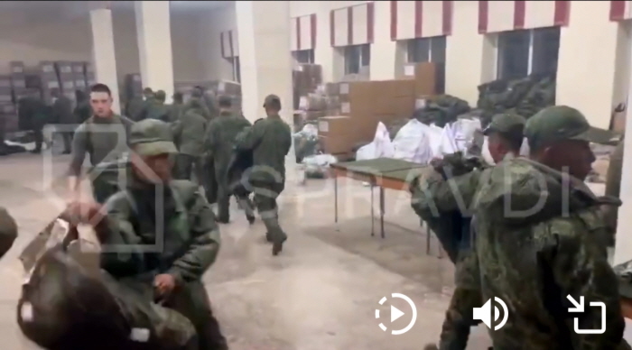 ▲ 산하 전략소통·정보보안센터(SPRAVDI)가 러시아군 장비를 수령하는 북한군의 모습이라며 18일(현지시간) 소셜미디어 엑스(X) 계정에 공개한 영상. ⓒ우크라군 전략소통·정보보안센터 엑스 계정 캡처