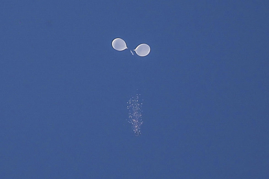 ▲ 지난 8일 서울 종로구 상공에 포착된 북한의 대남 쓰레기 풍선. ⓒ뉴시스