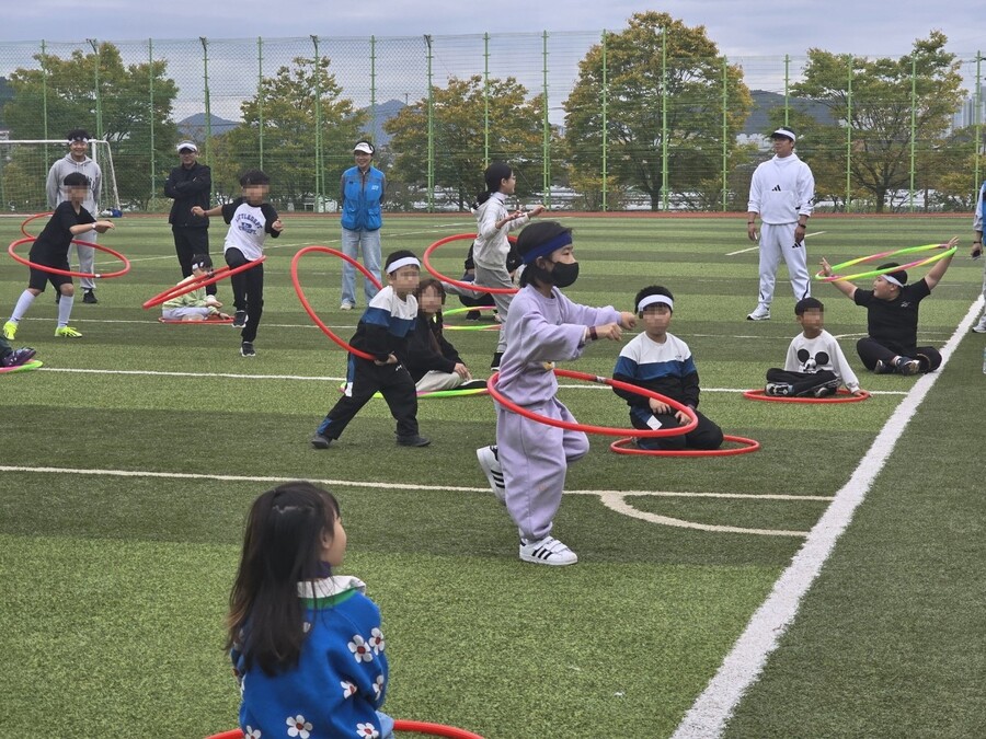 ▲ 가족운동회는 청·백팀으로 나눠 공굴리기, 장애물달리기, 신발던지기 등 아이들에게는 신선한 재미를 줬다.ⓒ달성군