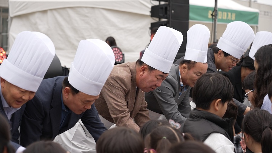 ▲ ‘2024 청주 디저트‧베이커리 페스타’ 에서 이범석 시장 등 관계자들이 디저트 나눔행사를 하고 있다. ⓒ청주시