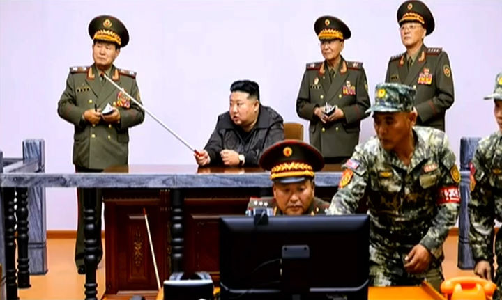 ▲ 북한 조선중앙TV는 김정은이 17일 조선인민군 제2군단 지휘부를 방문했다고 보도했다. 김 위원장은 이 자리에서 경의선·동해선 남북 연결도로 일부 구간을 폭파한 사실을 언급하고 