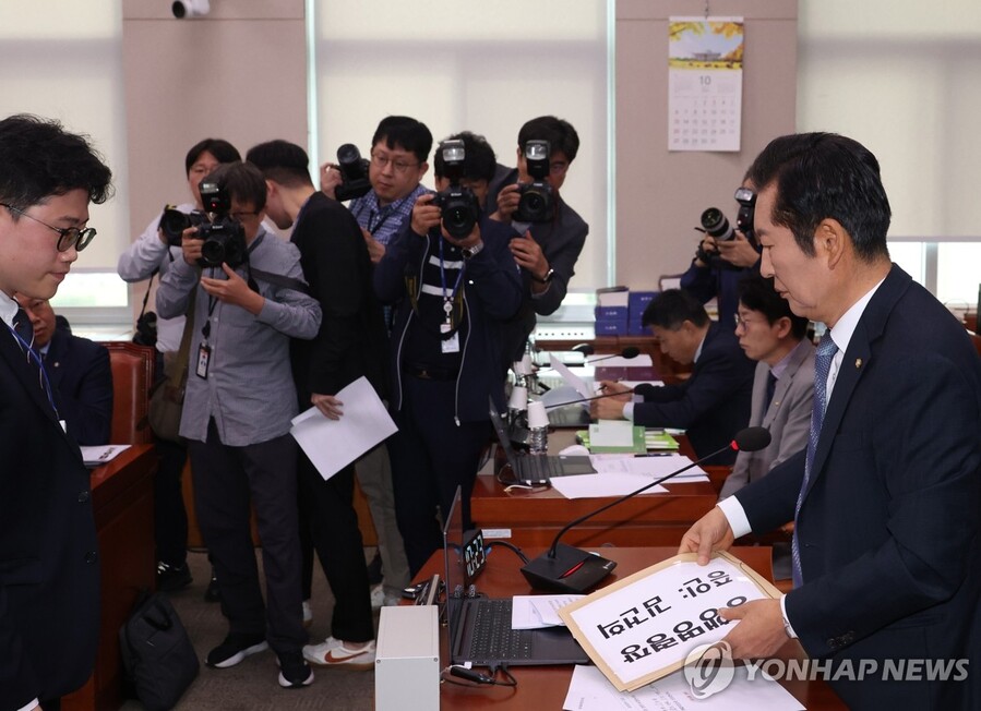 ▲ 정청래 법사위원장(오른쪽)이 21일 서울 여의도 국회에서 열린 법제사법위원회의 대검찰청 대상 국정감사에서 김건희 여사에 대한 동행명령장을 전달하고 있다. 2024.10.21 ⓒ연합뉴스