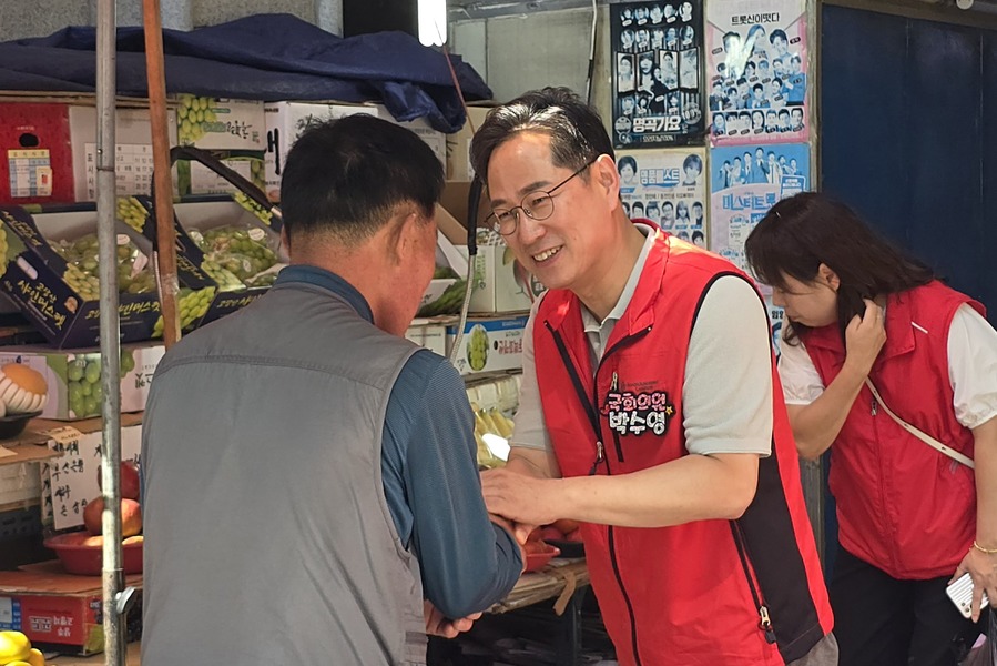 ▲ 박수영 의원이 전통시장을 방문해 상인과 인사를 나누고 있다. ⓒ박수영 의원실