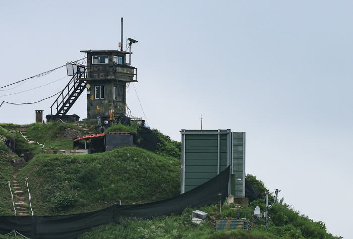 ▲ 국방부가 북한의 오물풍선에 대응하기 위해 대북방송을 재개한 지난 7월 21일 경기 파주 접경지역에 고정형 대북확성기로 추정되는 구조물이 설치돼 있다. ⓒ뉴시스